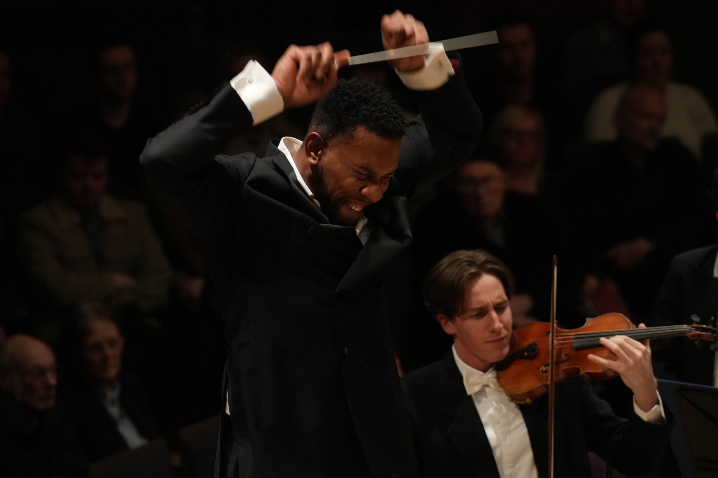 Roderick Cox conducts The Hallé &copy; Sharyn Bellemakers | The Hallé