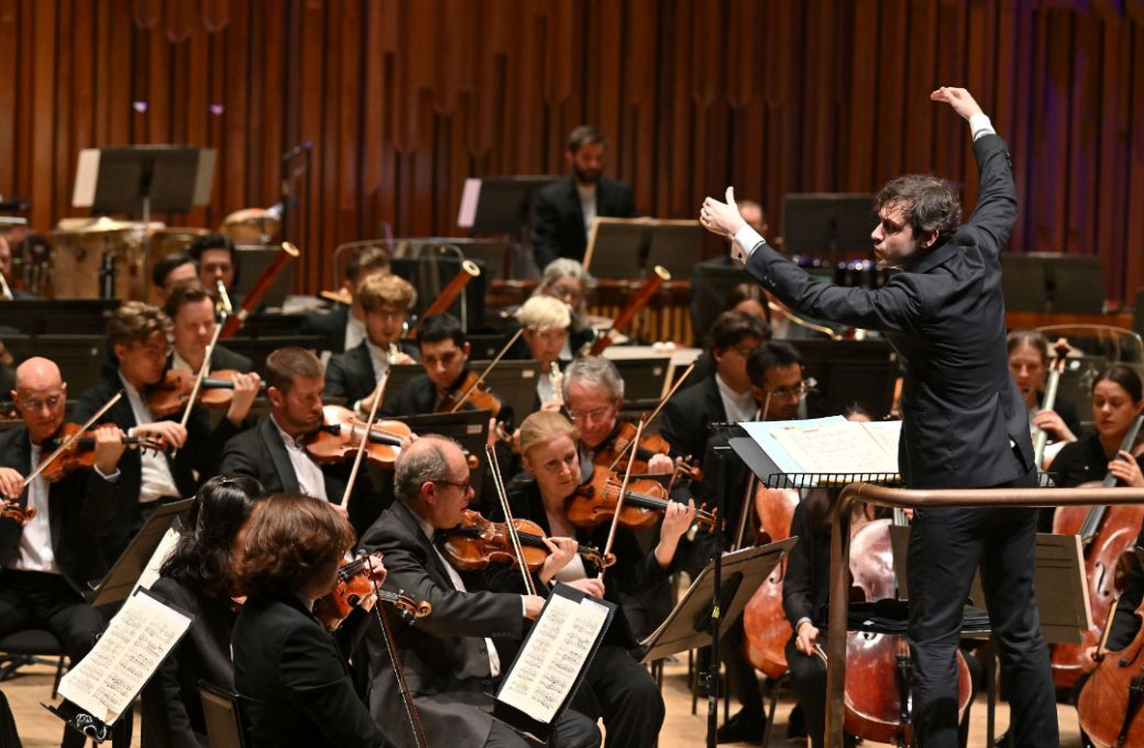 Maxime Pascal conducts the London Symphony Orchestra &copy; LSO | Mark Allan