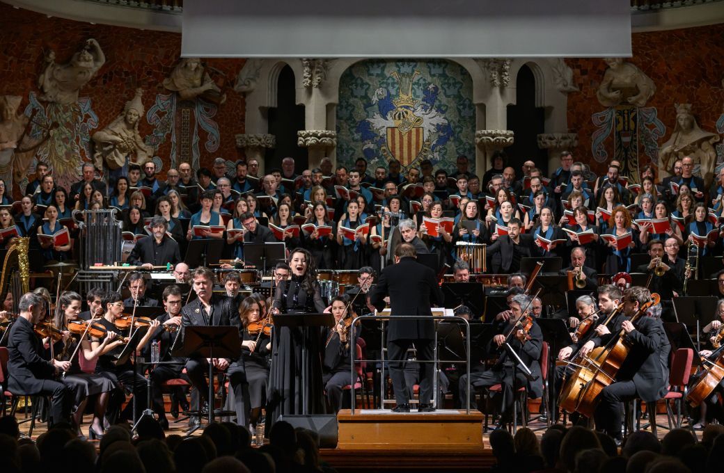 En primer plano Rufus Wainwright y Anna Prohaska, detr&aacute;s, la OBC y el Orfe&oacute; Catal&agrave; &copy; Toni Bofill | Palau de la M&uacute;sica