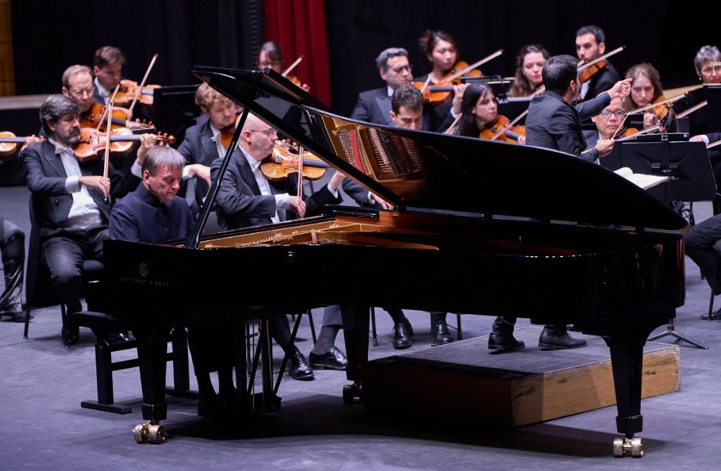 Stphen Hough junto a la OSPA con Nuno Coelho en la direcci&oacute;n &copy; Orquesta Sinf&oacute;nica de Galicia