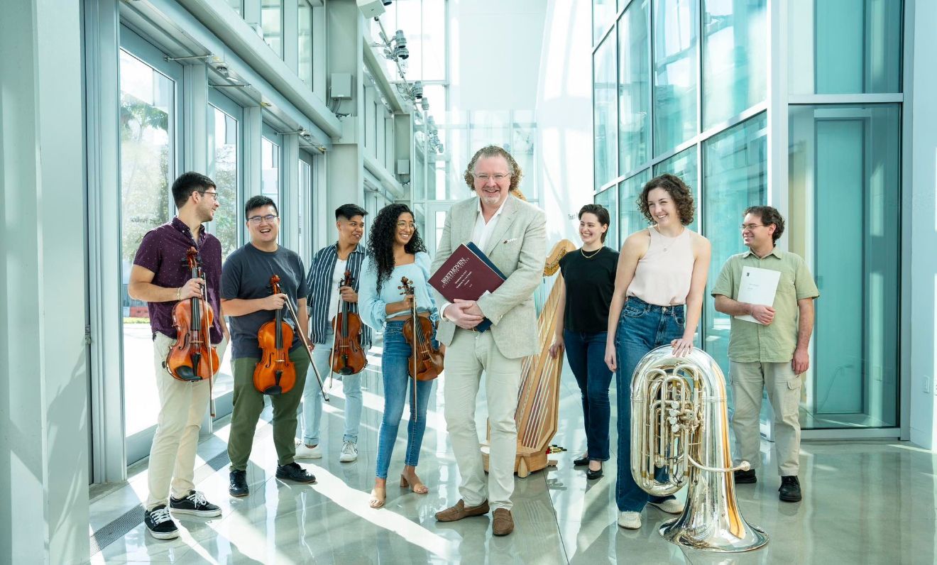 Artistic Director Stéphane Denève and New World Symphony fellows &copy; Alex Markow
