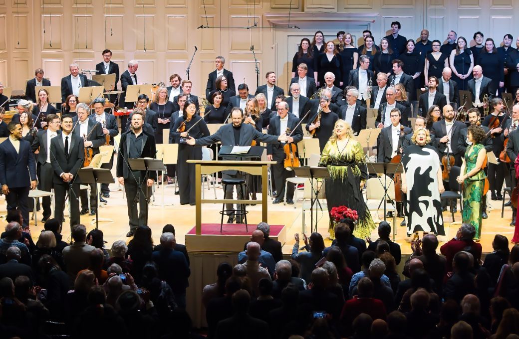 Andris Nelsons and the cast of <i>Die tote Stadt</i> &copy; Hilary Scott, courtesy of the Boston Symphony Orchestra