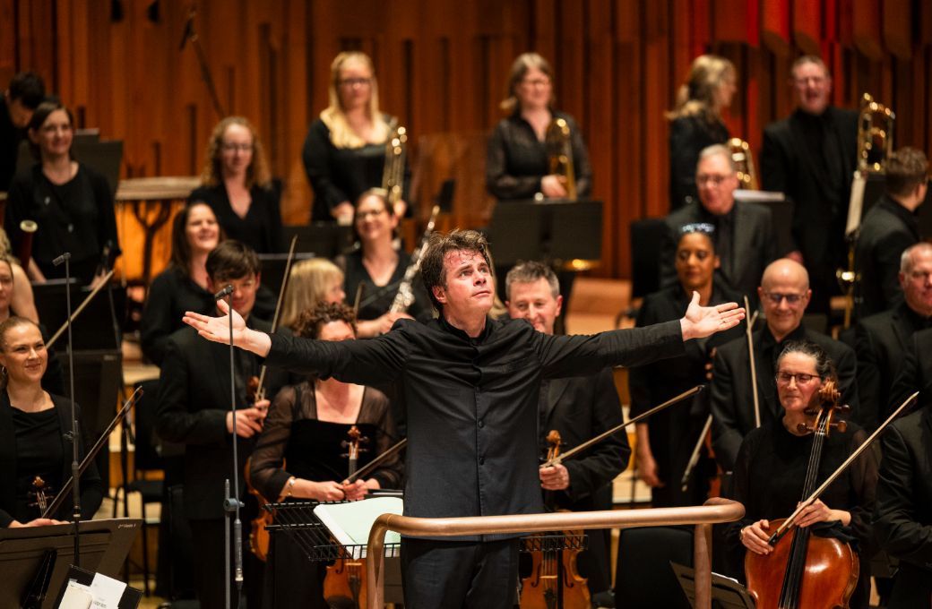 Jakub Hrůša and the BBC Symphony Orchestra © BBC | Sarah Louise Bennett