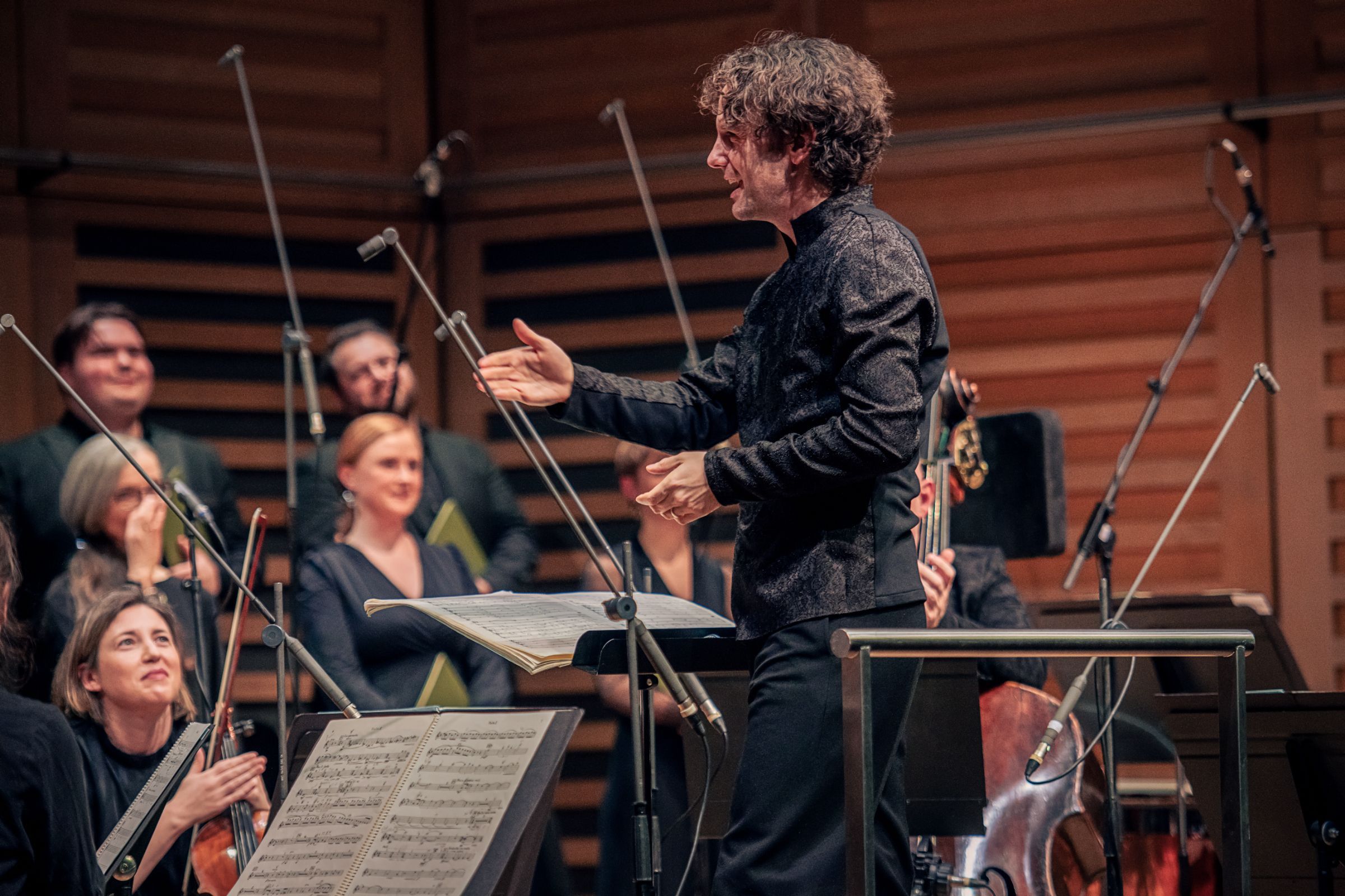 Nicholas Collon and Aurora Orchestra &copy; Viktor Erik Emanuel | Kings Place