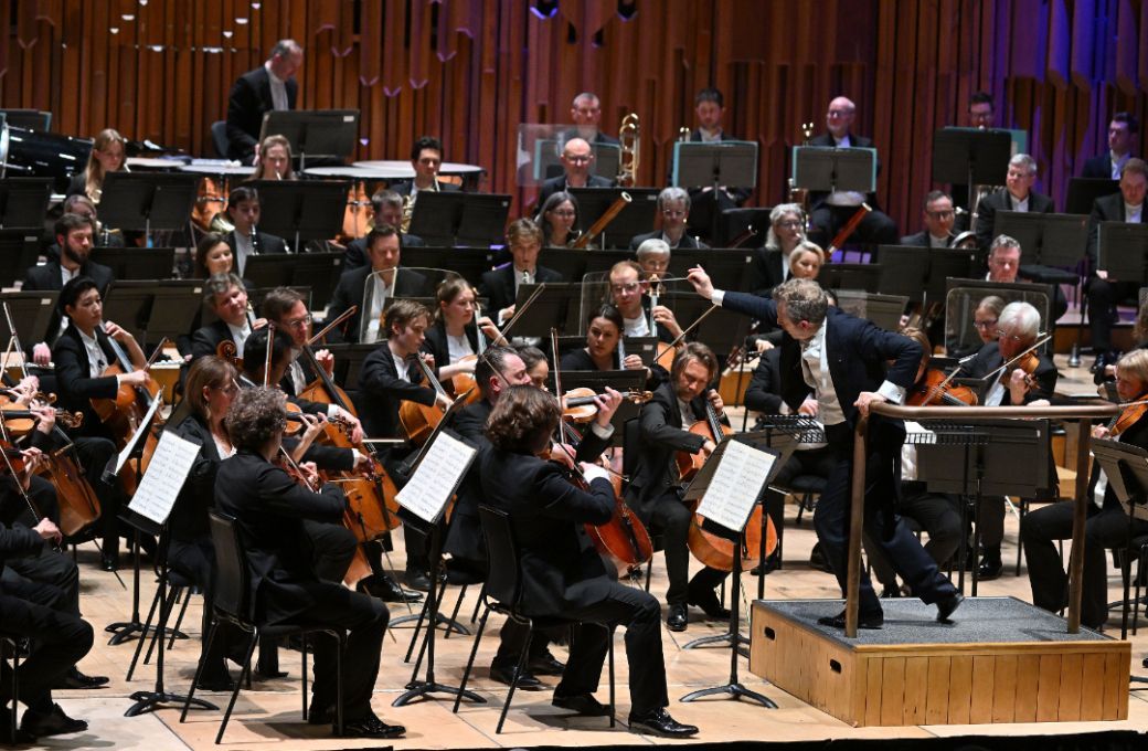 Daniel Harding conducts the London Symphony Orchestra &copy; LSO | Mark Allan