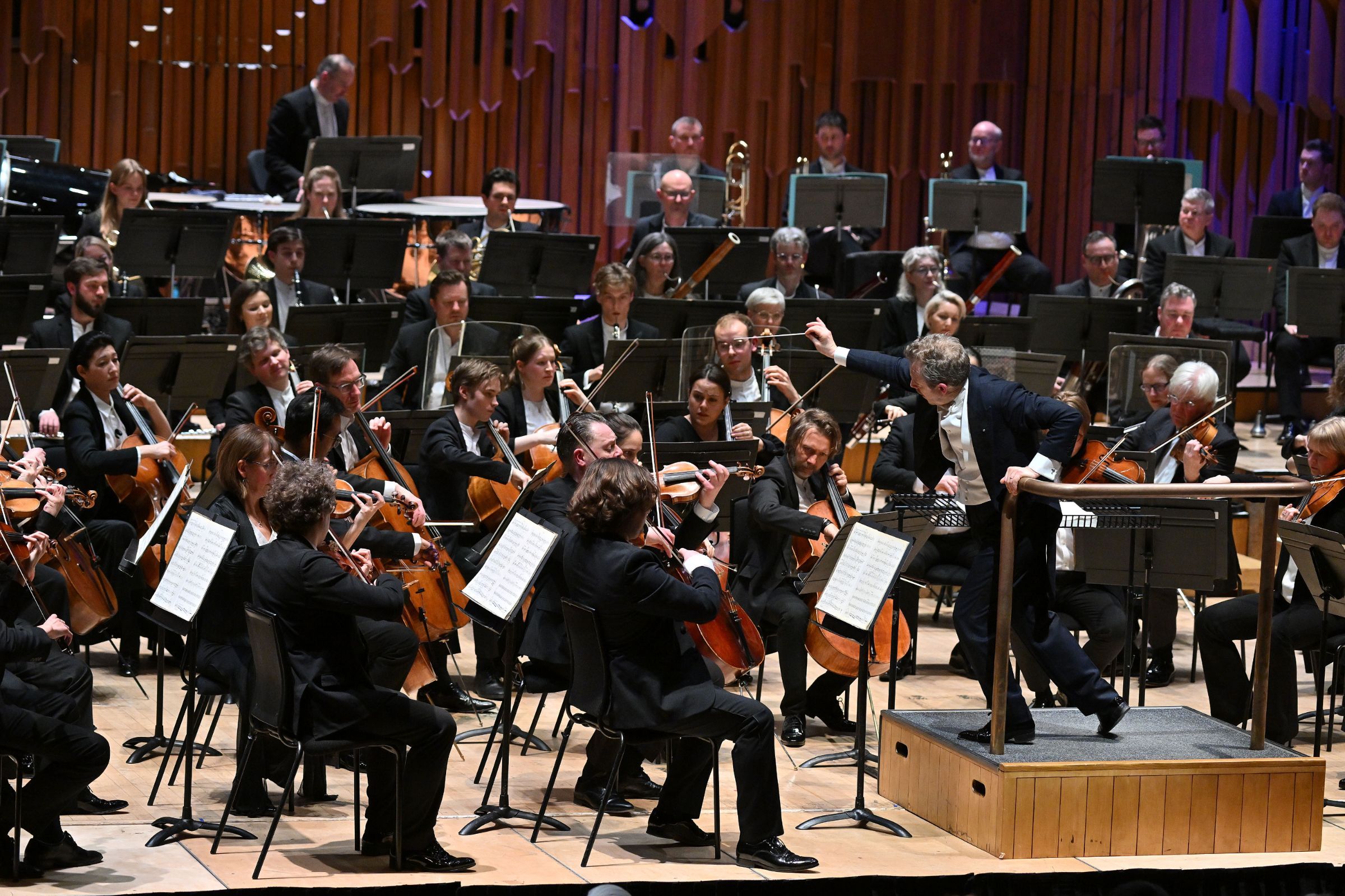 Daniel Harding conducts the London Symphony Orchestra &copy; LSO | Mark Allan