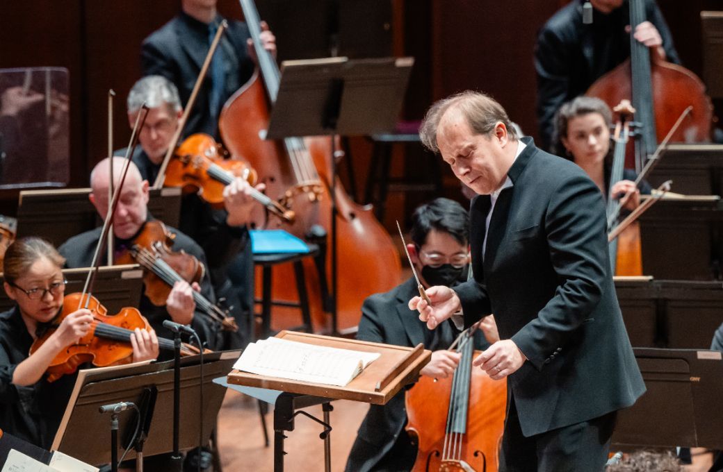 Ludovic Morlot conducts the Seattle Symphony &copy; Brandon Patoc