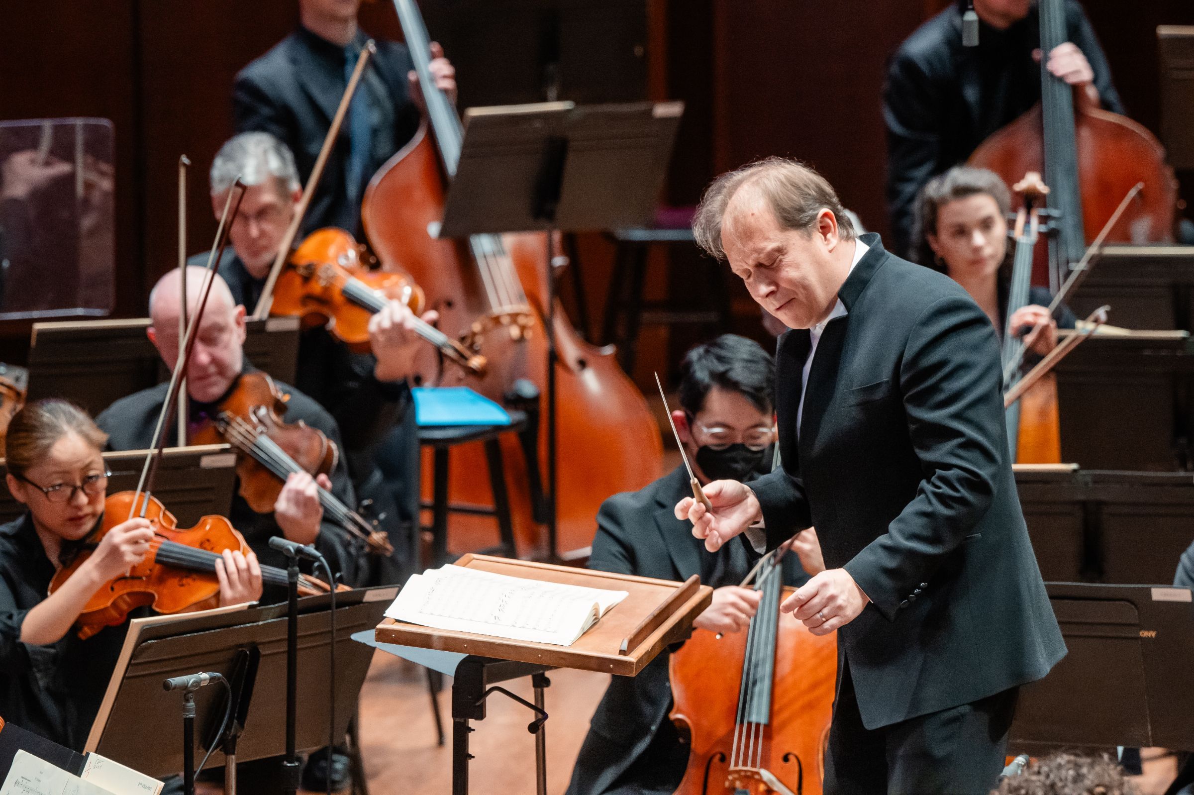 Ludovic Morlot conducts the Seattle Symphony &copy; Brandon Patoc