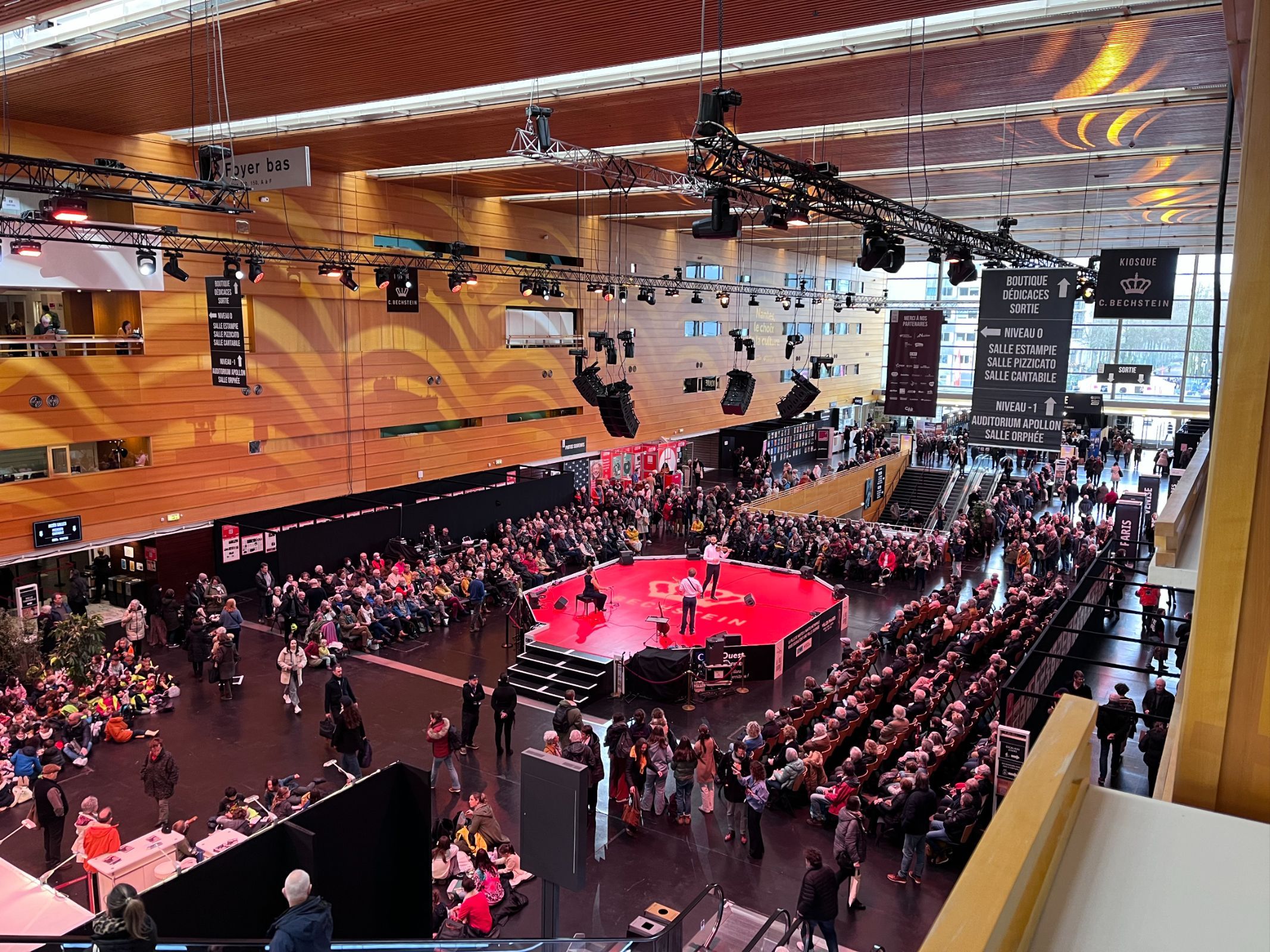 The Curious Bards, au kiosque dans le hall de la Cité des congrès de Nantes &copy; Tristan Labouret / Bachtrack