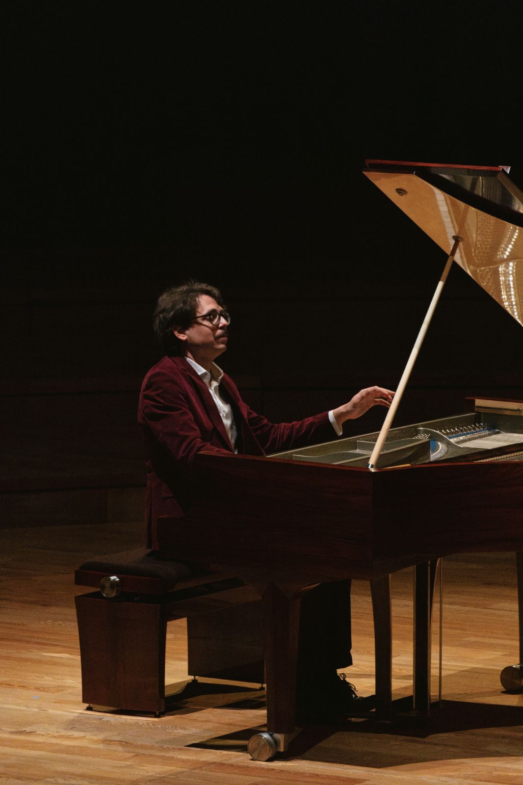 Lucas Debargue dans la grande salle Pierre Boulez de la Philharmonie de Paris &copy; Juliette Capus
