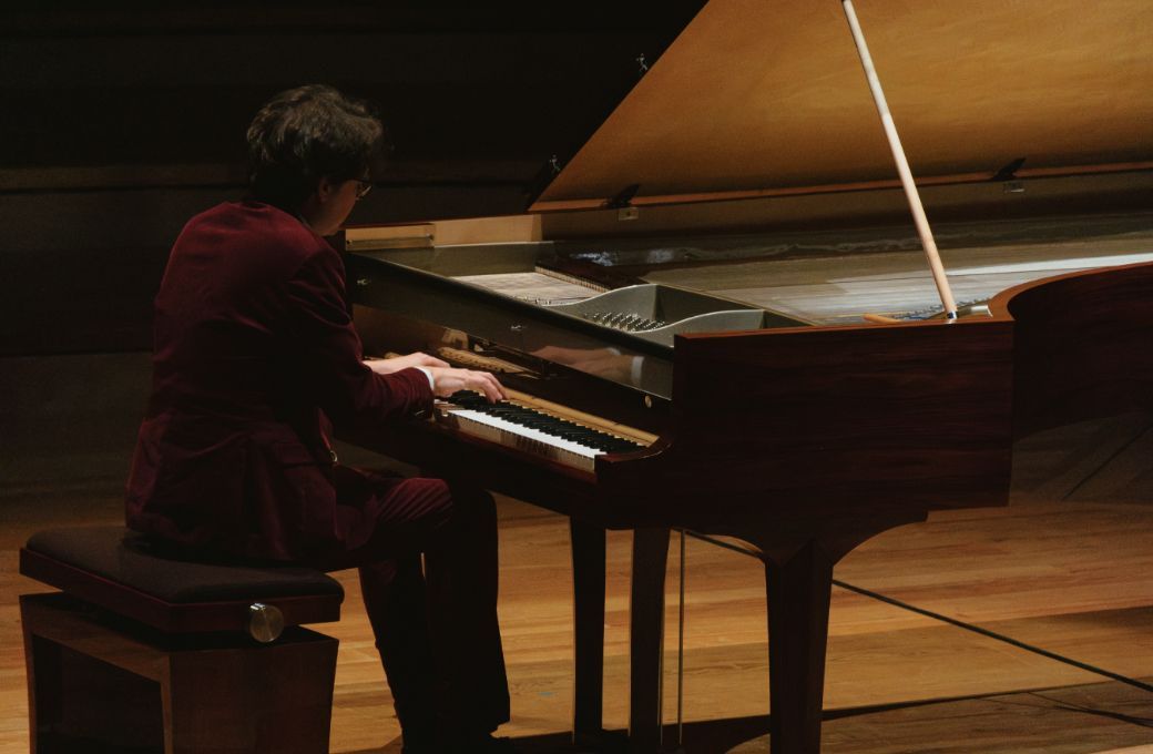 Lucas Debargue dans la grande salle Pierre Boulez de la Philharmonie de Paris &copy; Juliette Capus