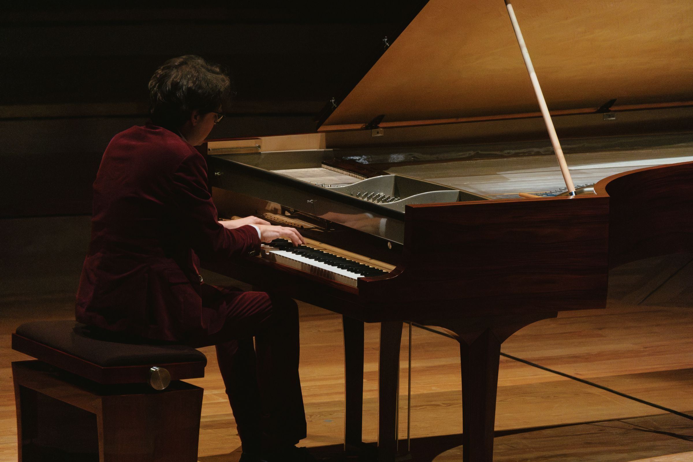 Lucas Debargue dans la grande salle Pierre Boulez de la Philharmonie de Paris &copy; Juliette Capus