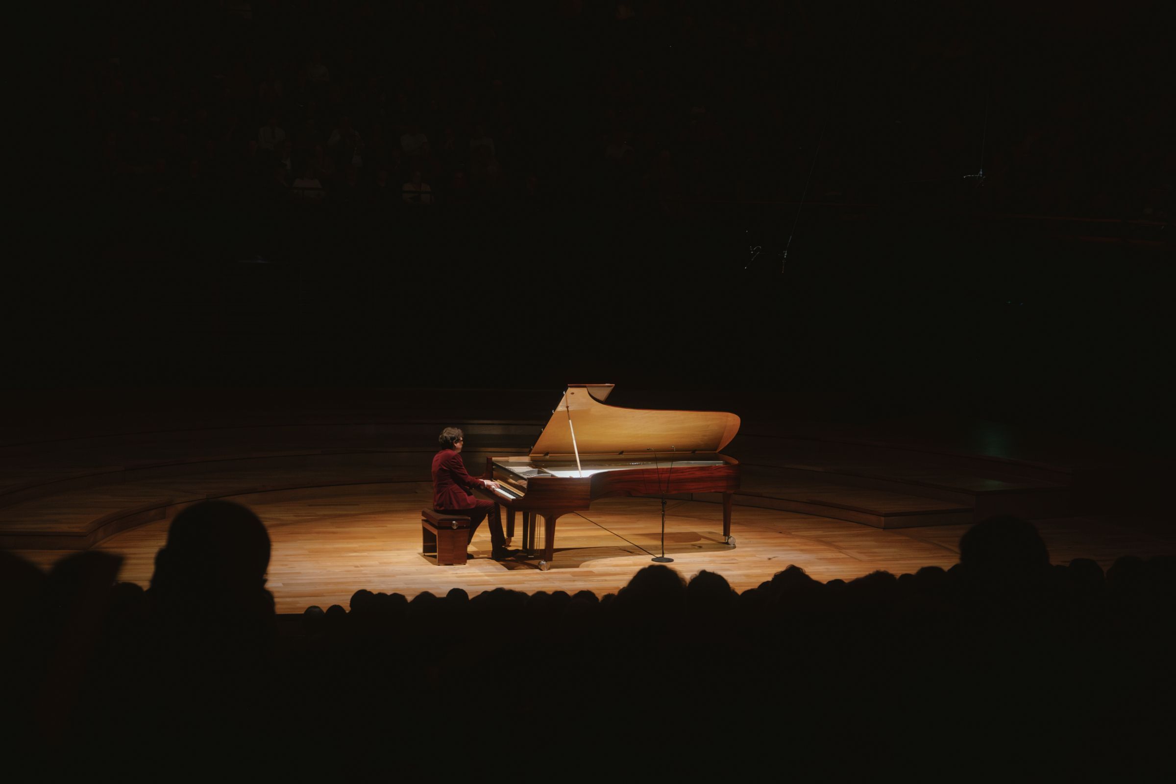 Lucas Debargue dans la grande salle Pierre Boulez de la Philharmonie de Paris &copy; Juliette Capus