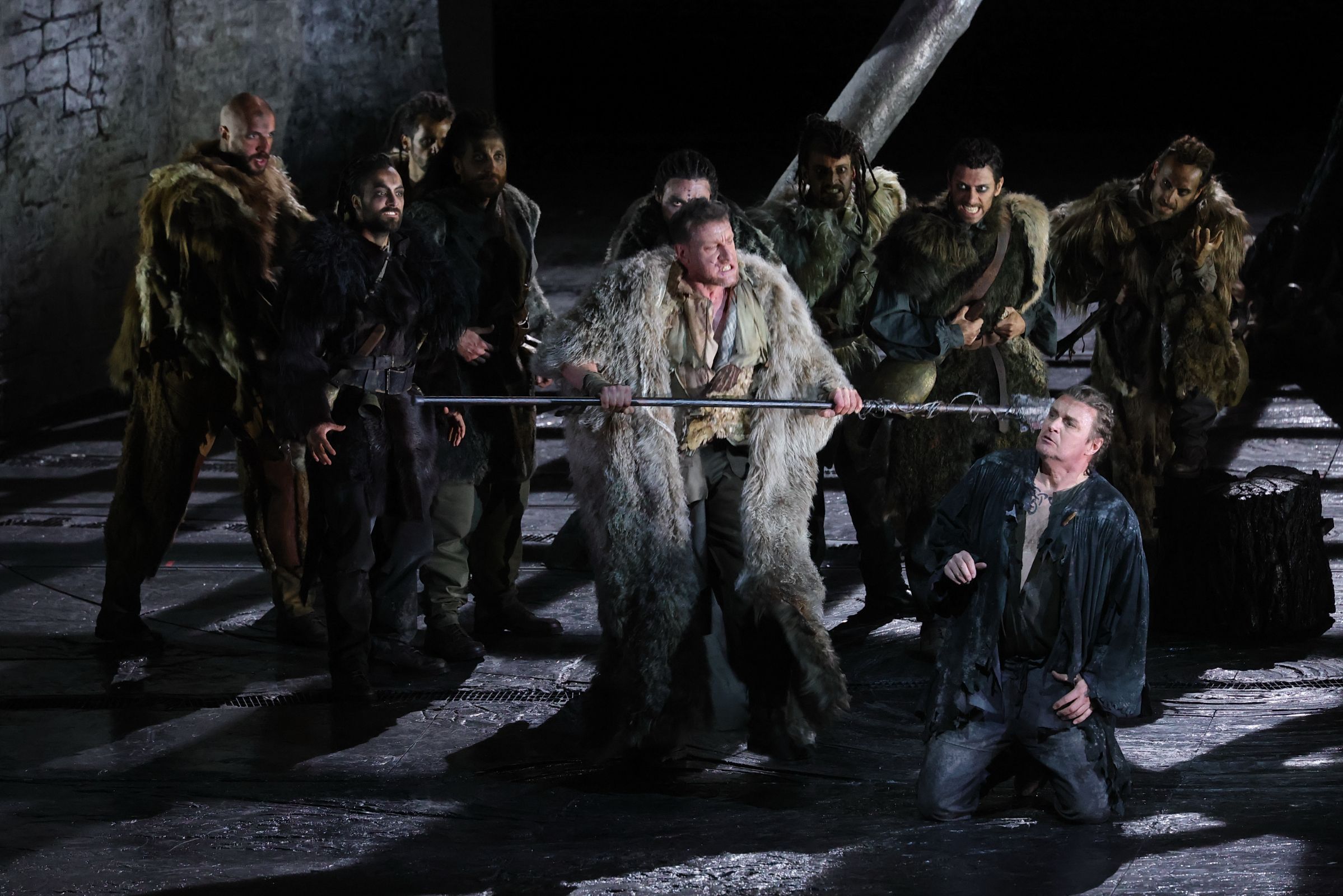 Günther Groissböck (Hunding) and Klaus Florian Vogt (Siegmund) &copy; Teatro alla Scala | Brescia e Amisano