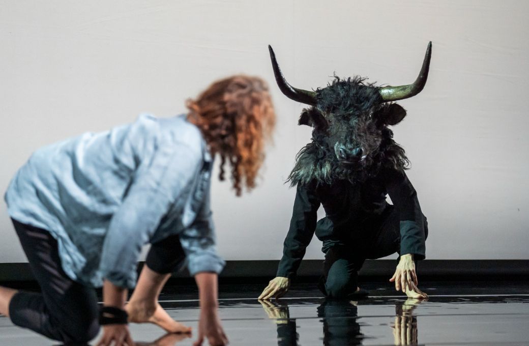 Christine Rice (Phaedra) and Jonathan Goddard (Minotaur) in Deborah Warner's <i>Phaedra</i> &copy; Tristram Kenton