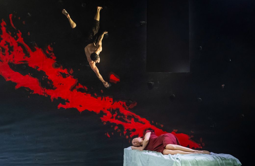 Tommy Franz&eacute;n (Dionysus) and Kristen McNally (Ariadne) in Kim Brandstrup's <i>Minotaur</i> &copy; Tristram Kenton