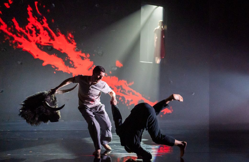 Jonathan Goddard (Theseus) and Tommy Franz&eacute;n (Minotaur) in Kim Brandstrup's <i>Minotaur</i> &copy; Tristram Kenton