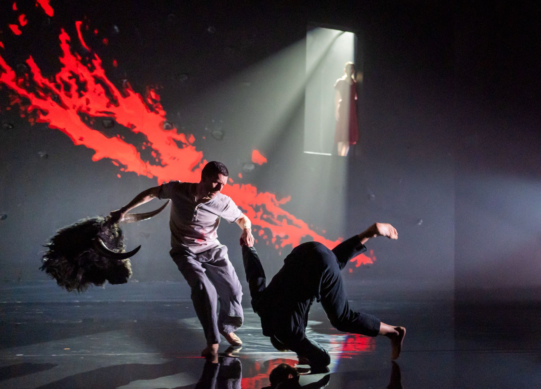 Jonathan Goddard (Theseus) and Tommy Franzén (Minotaur) in Kim Brandstrup's <i>Minotaur</i> &copy; Tristram Kenton