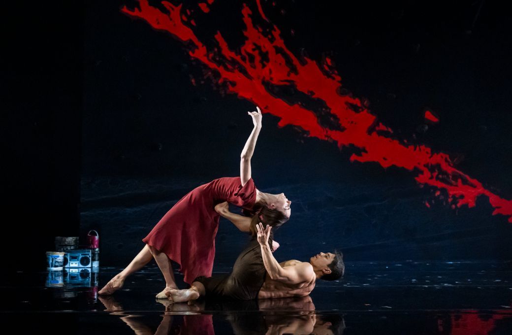 Kristen McNally (Ariadne) and Tommy Franz&eacute;n (Dionysus) in Kim Brandstrup's <i>Minotaur</i> &copy; Tristram Kenton