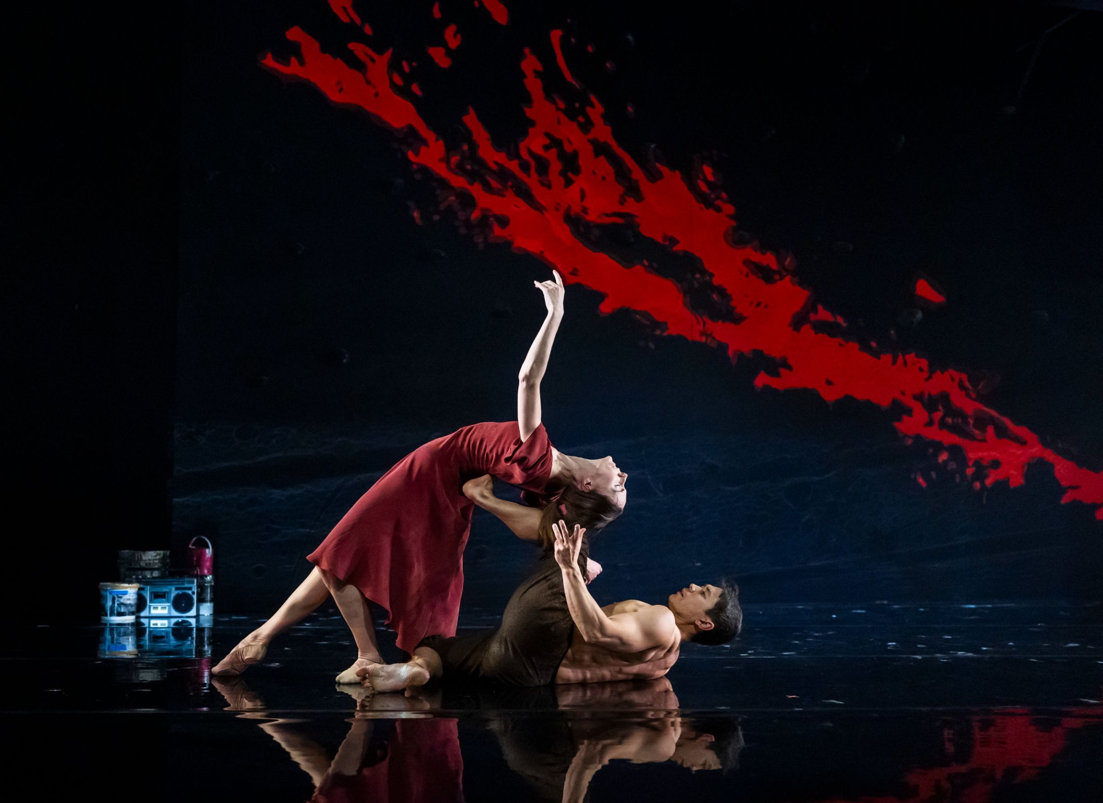 Kristen McNally (Ariadne) and Tommy Franzén (Dionysus) in Kim Brandstrup's <i>Minotaur</i> &copy; Tristram Kenton