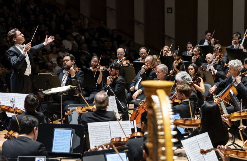 Gustavo Gimeno al frente de la Orquestra de la Comunitat Valenciana © Miguel Lorenzo | Les Arts