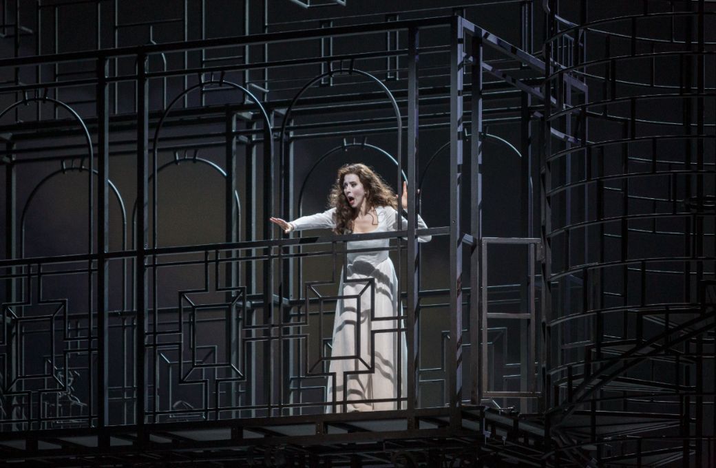 Lisette Oropesa (Elvira) dans <i>Les Puritains</i> à Bastille © Sébastien Mathé / Opéra national de Paris