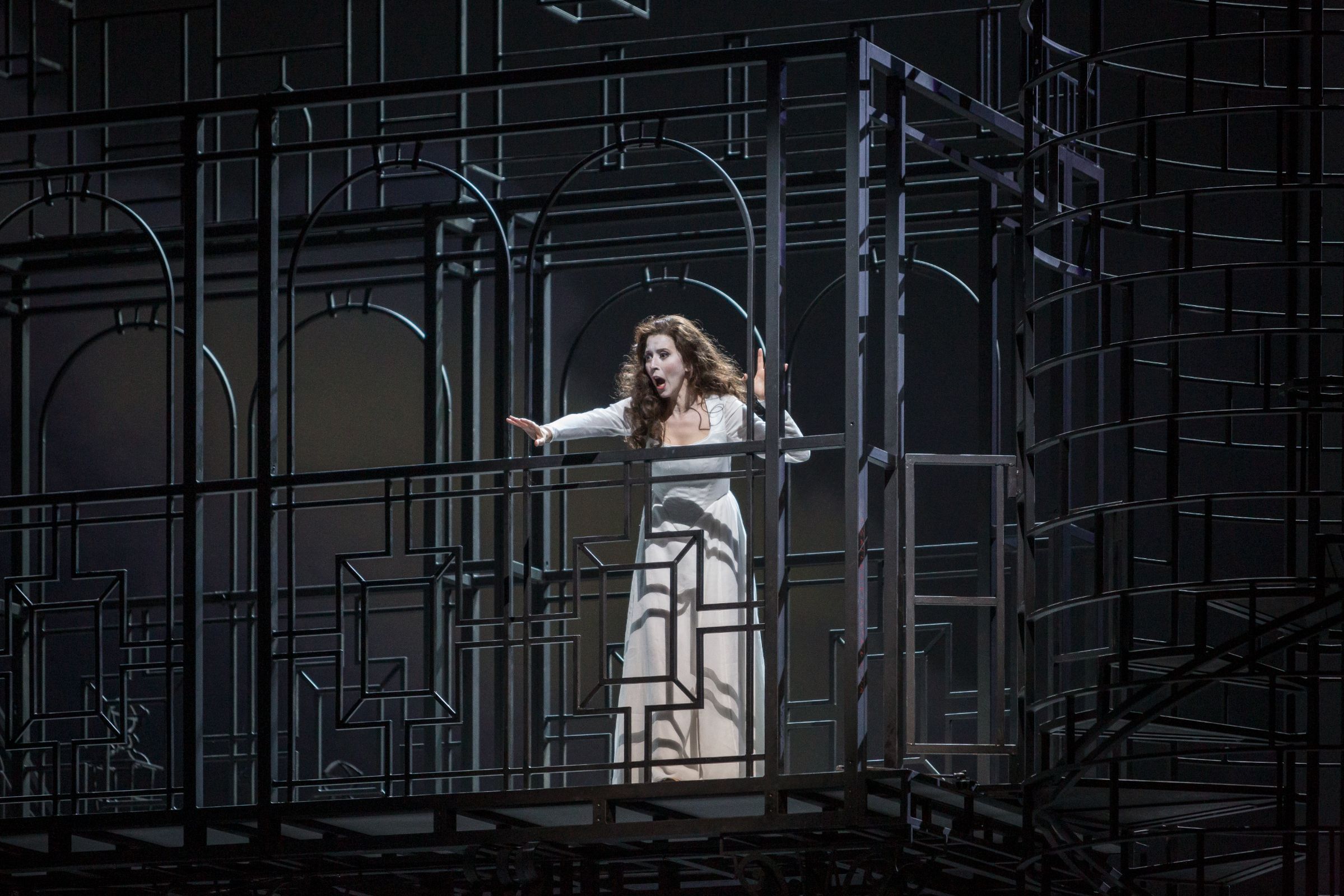 Lisette Oropesa (Elvira) dans <i>Les Puritains</i> à Bastille &copy; Sébastien Mathé / Opéra national de Paris