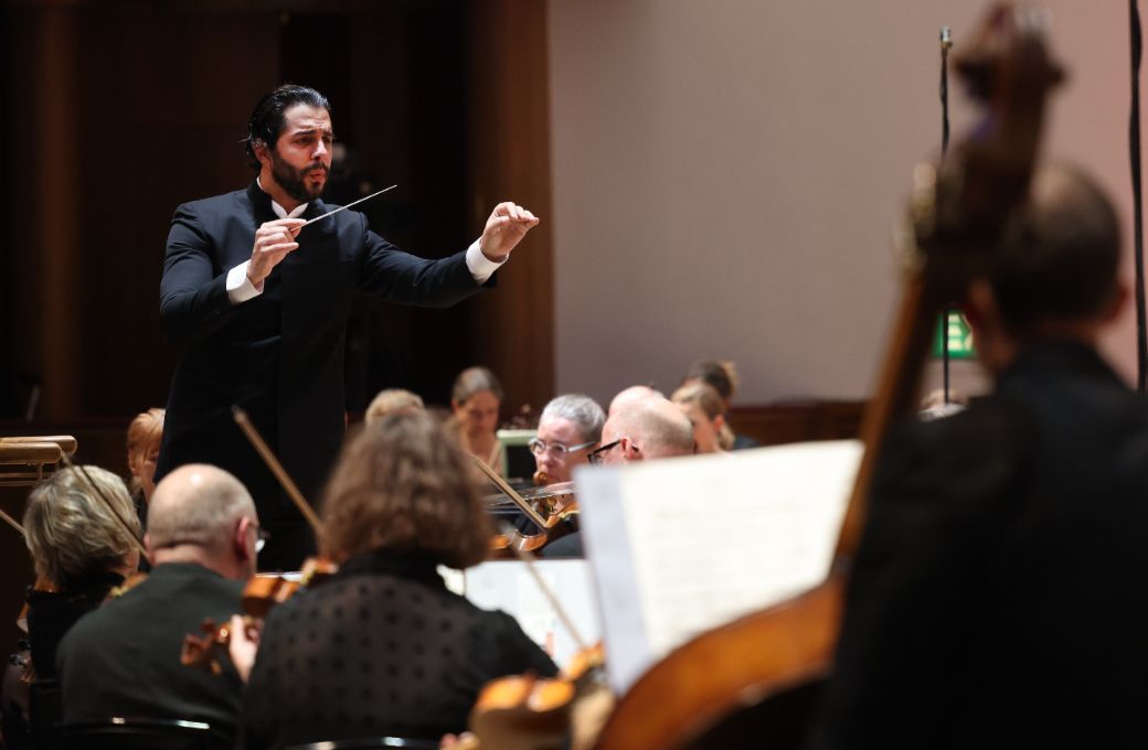 Domingo Hindoyan conducts the Royal Liverpool Philharmonic Orchestra © Gareth Jones