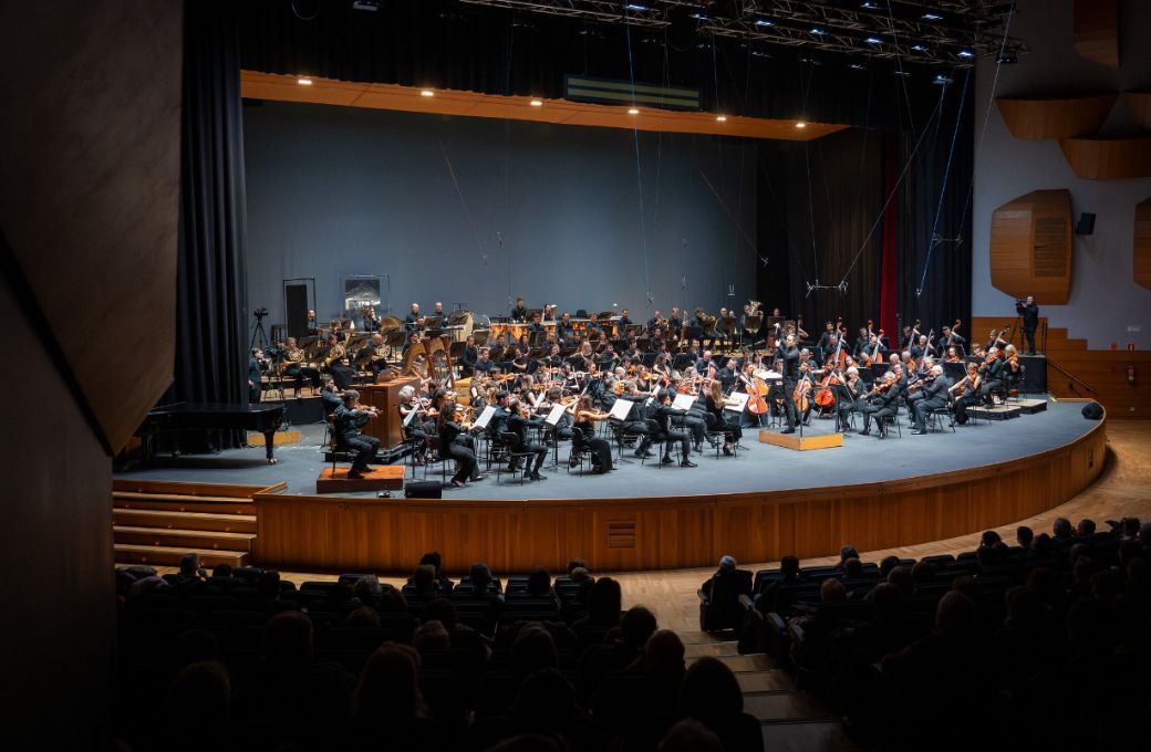 La Orquesta Sinf&oacute;nica de Galicia con Gonz&aacute;lez-Monjas al frente &copy; Orquesta Sinf&oacute;nica de Galicia