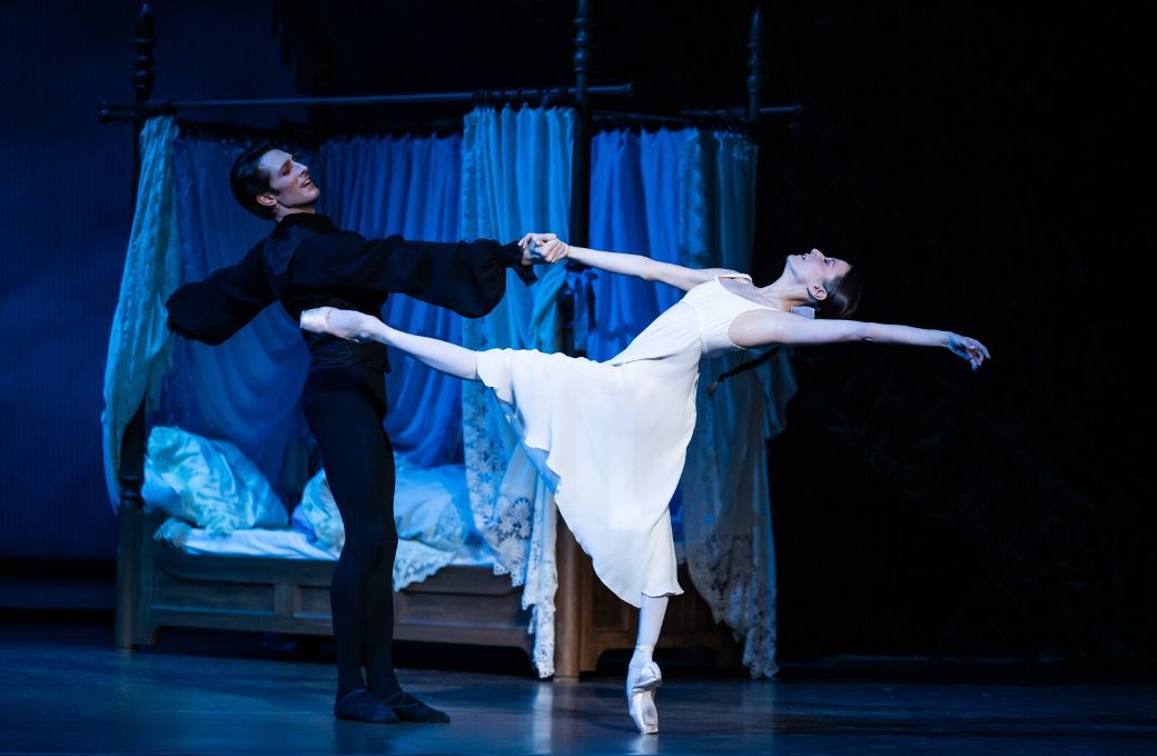 Mathieu Ganio et Ludmila Pagliero dans <i>On&eacute;guine</i> &copy; Julien Benhamou / Op&eacute;ra national de Paris