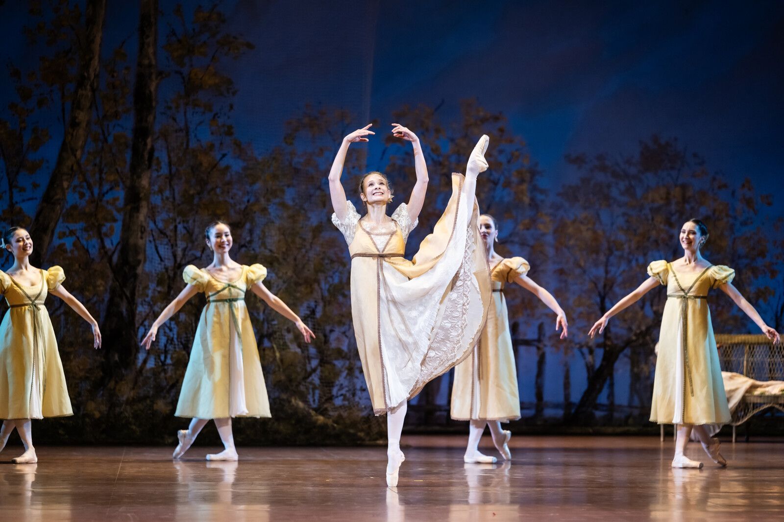 Léonore Baulac (Olga) &copy; Julien Benhamou / Opéra national de Paris