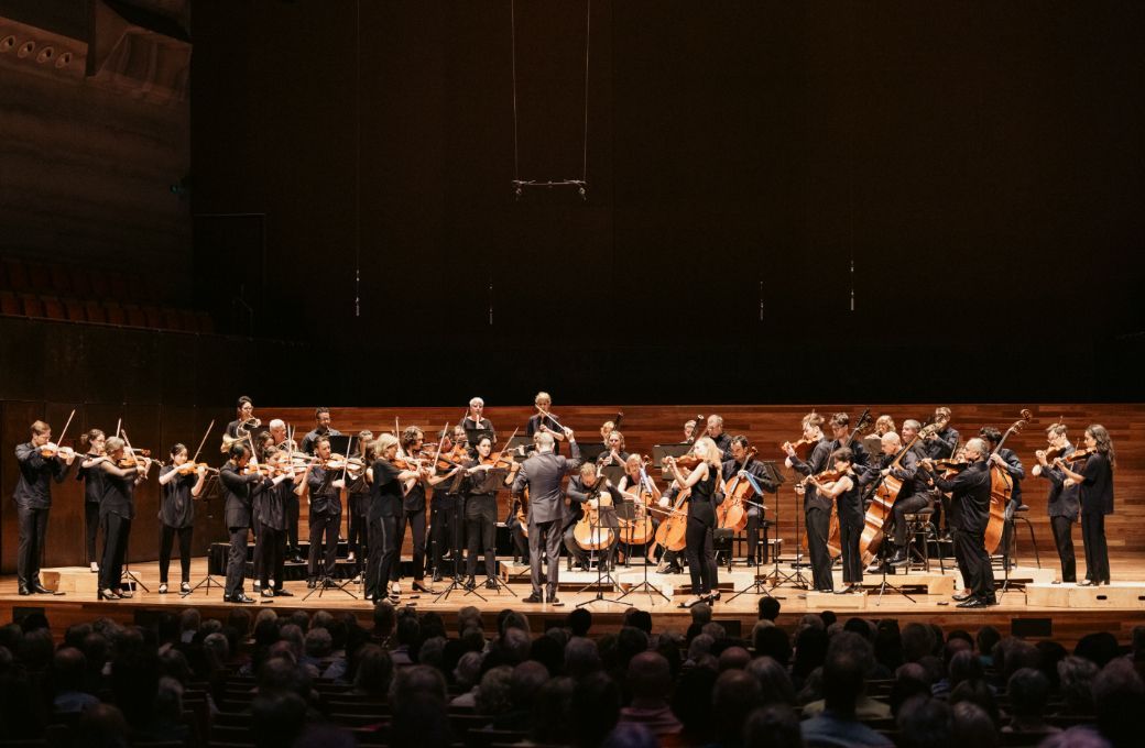 Richard Tognetti conducts the Australian Chamber Orchestra &copy; Charlie Kinross