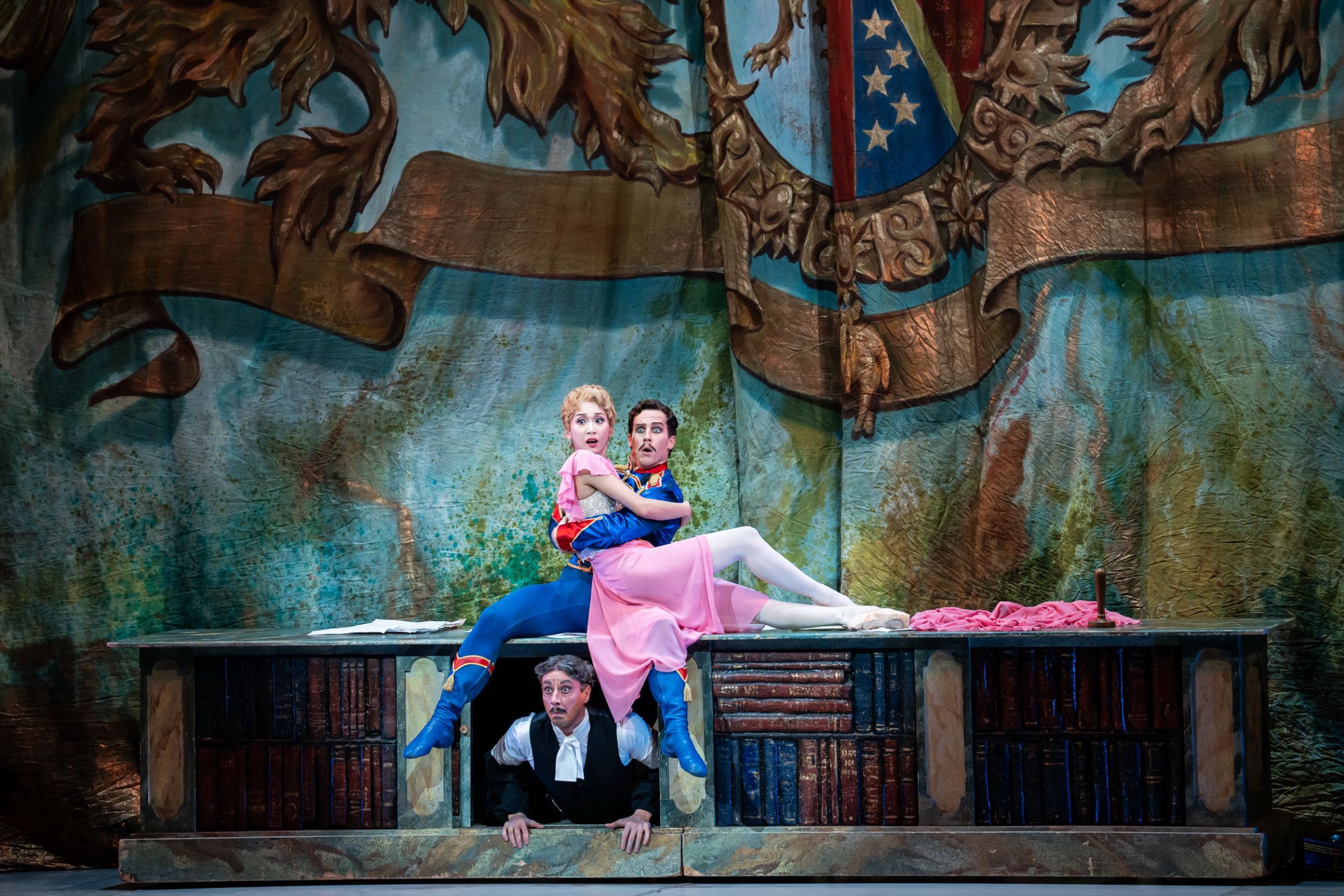 Yuki Wakabayashi, András Rónai and Vlagyiszlav Melnyik in <i>The Merry Widow</i> &copy; Valter Berecz / Hungarian State Opera