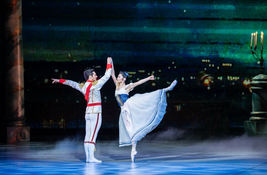 Aliya Tanykpayeva as Hanna and Dmitry Timofeev as Danilo in <i>The Merry Widow</i> &copy; Valter Berecz / Hungarian State Opera