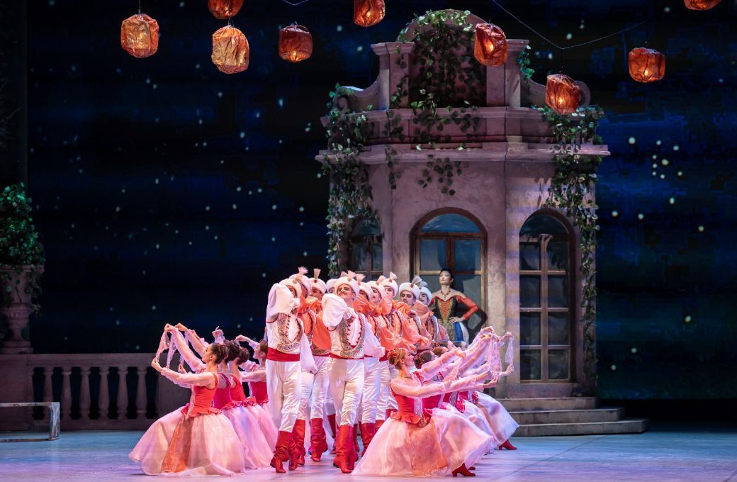 Hungarian National Ballet in Ronald Hynd's <i>The Merry Widow</i> &copy; Valter Berecz / Hungarian State Opera