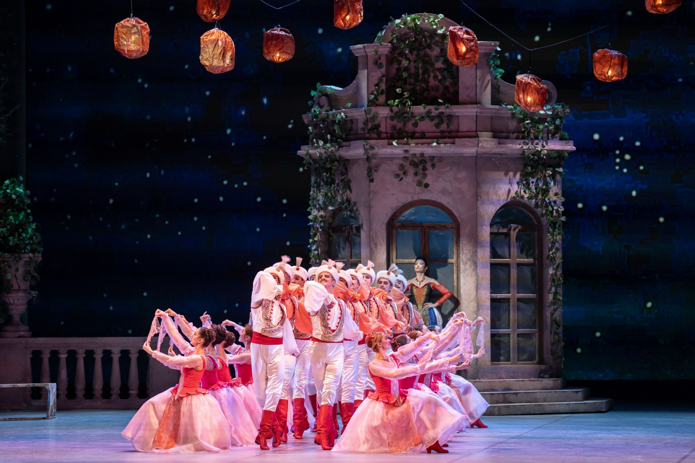 Hungarian National Ballet in Ronald Hynd's <i>The Merry Widow</i> &copy; Valter Berecz / Hungarian State Opera