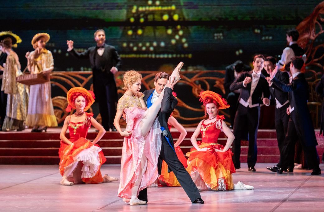 Yuki Wakabayashi as Valencienne and Andr&aacute;s R&oacute;nai as Camille in <i>The Merry Widow</i> &copy; Valter Berecz / Hungarian State Opera