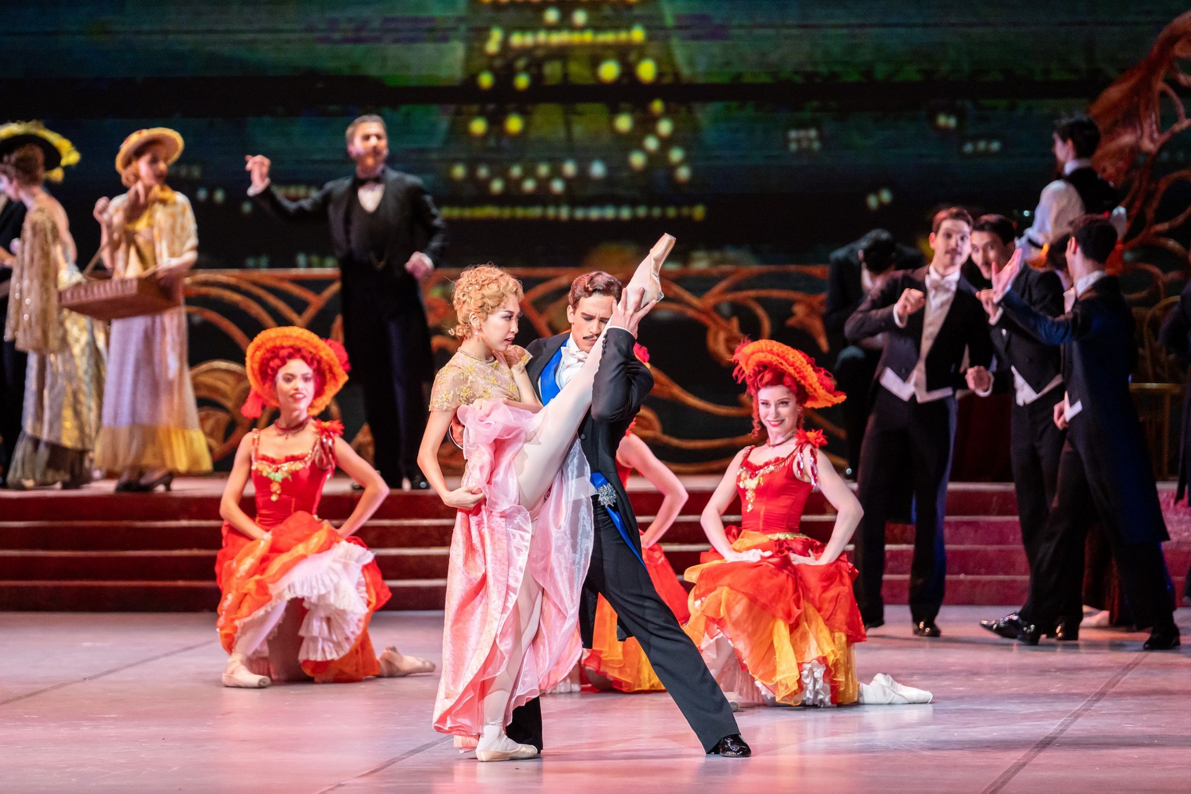 Yuki Wakabayashi as Valencienne and András Rónai as Camille in <i>The Merry Widow</i> &copy; Valter Berecz / Hungarian State Opera
