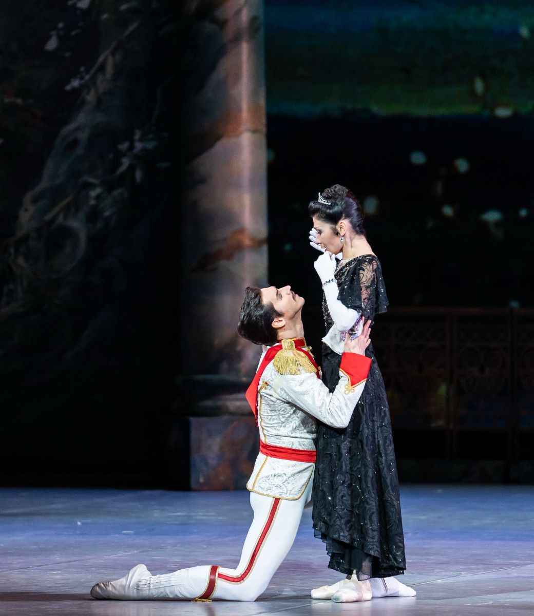 Aliya Tanykpayeva as Hanna and Dmitry Timofeev as Danilo in <i>The Merry Widow</i> &copy; Valter Berecz / Hungarian State Opera