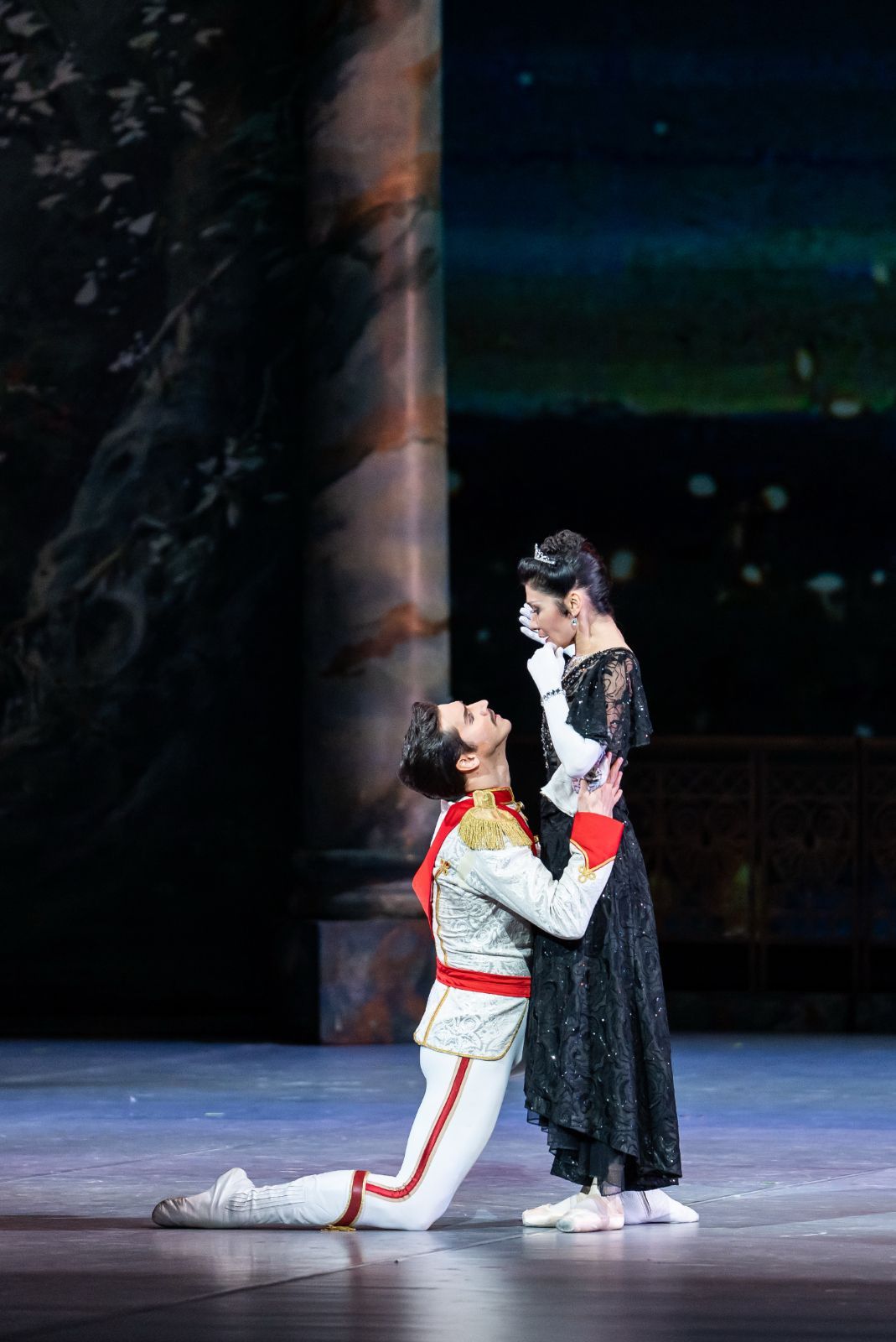 Aliya Tanykpayeva as Hanna and Dmitry Timofeev as Danilo in <i>The Merry Widow</i> &copy; Valter Berecz / Hungarian State Opera