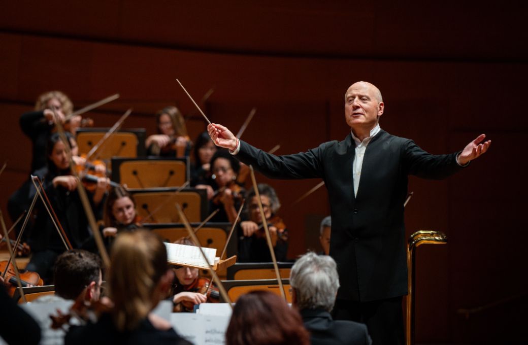 Paavo J&auml;rvi conducts the Los Angeles Philharmonic &copy; Elizabeth Asher , courtesy of the Los Angeles Philharmonic Association