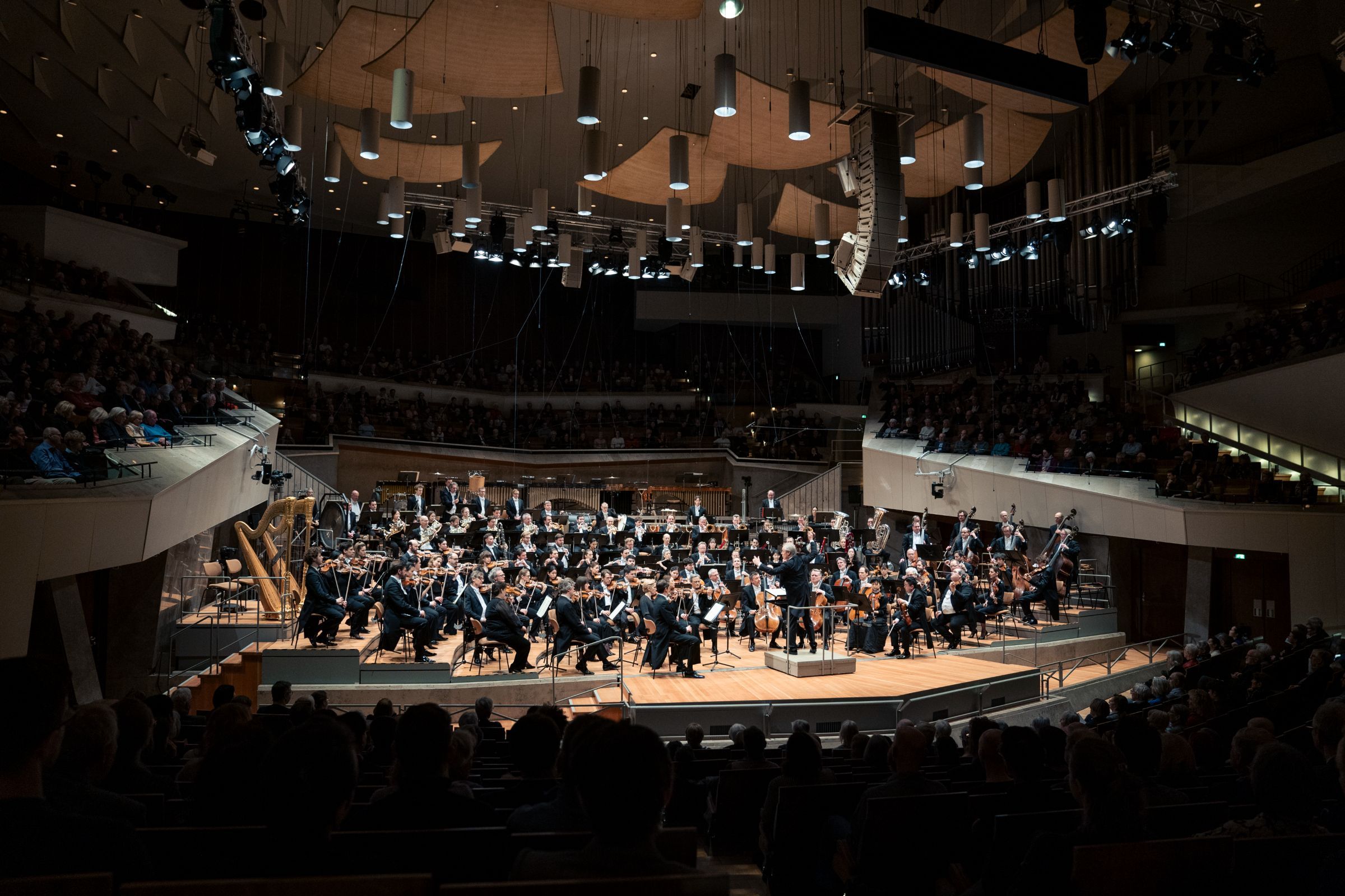 David Robertson conducts the Berliner Philharmoniker &copy; Lena Laine