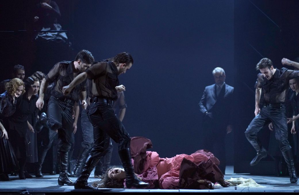 Sara Jim&eacute;nez (La madre), Gerardo Bull&oacute;n (Manuel), bailarines, Coro Titular del Teatro Real &copy; Javier del Real | Teatro Real