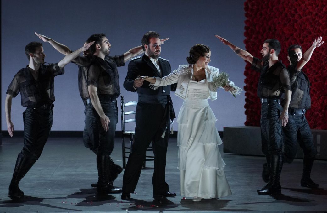 Carmen Mateo (Carmela) y bailarines &copy; Javier del Real | Teatro Real