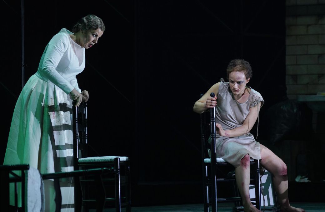 Ana Ibarra (Doctora), Natalia Labourdette (Colorina) &copy; Javier del Real | Teatro Real