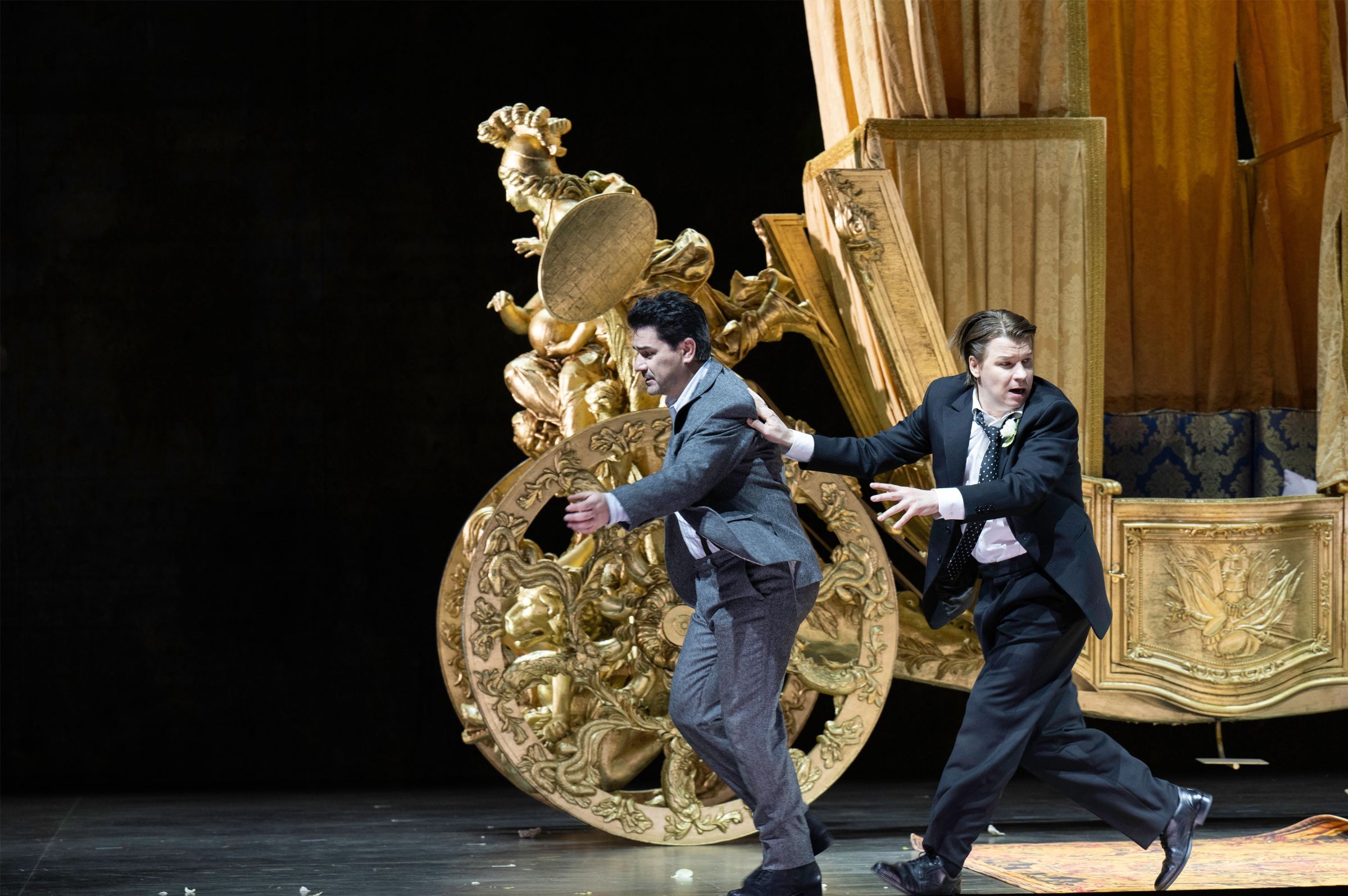 Saimir Pirgu (Chevalier des Grieux) und Konstantin Shushakov (Lescaut) &copy; Monika Rittershaus