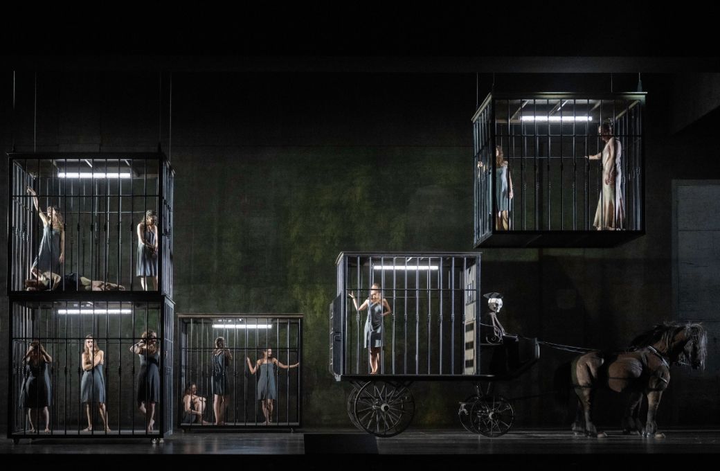 <i>Manon Lescaut</i> &copy; Monika Rittershaus