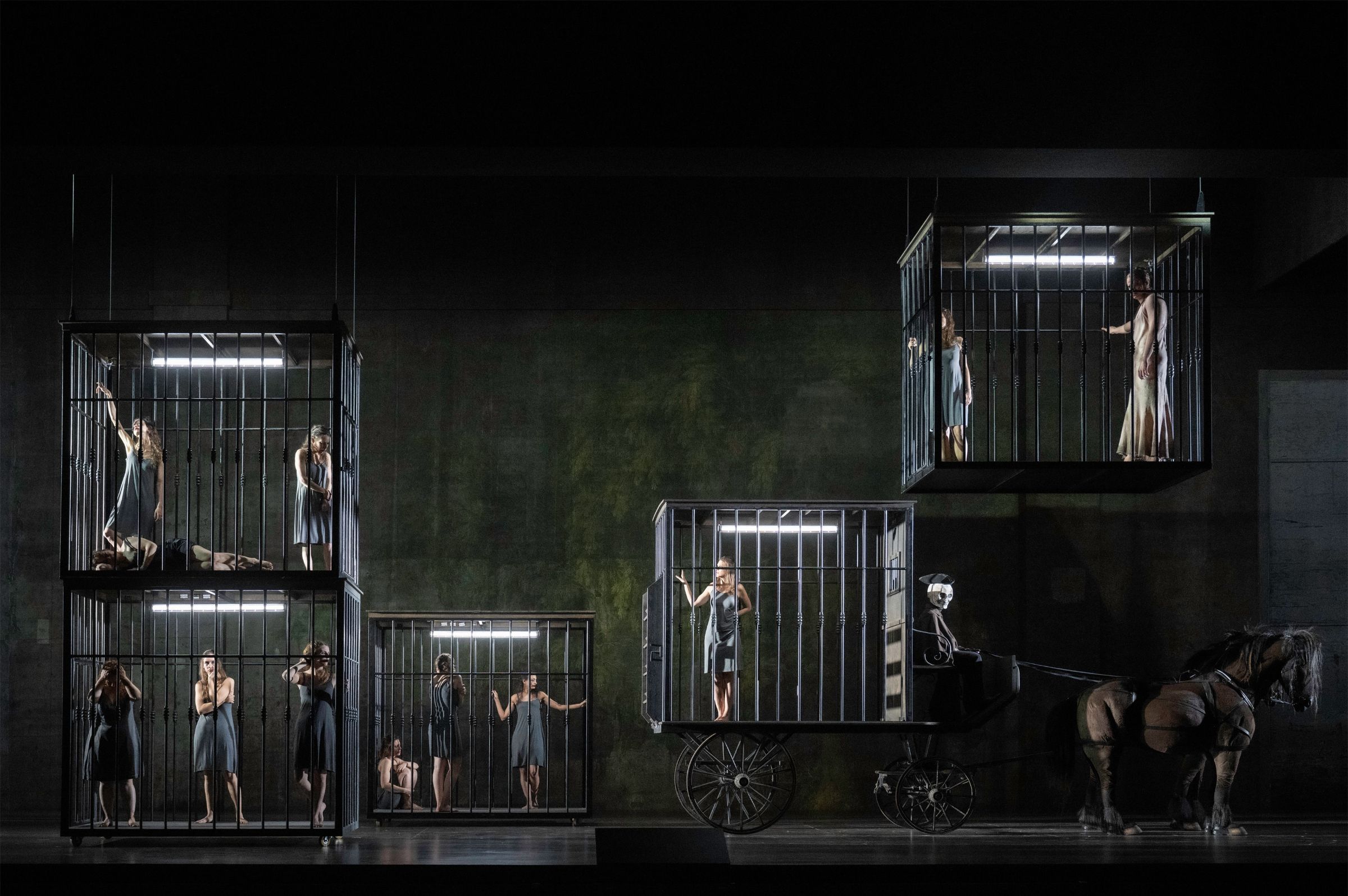<i>Manon Lescaut</i> &copy; Monika Rittershaus