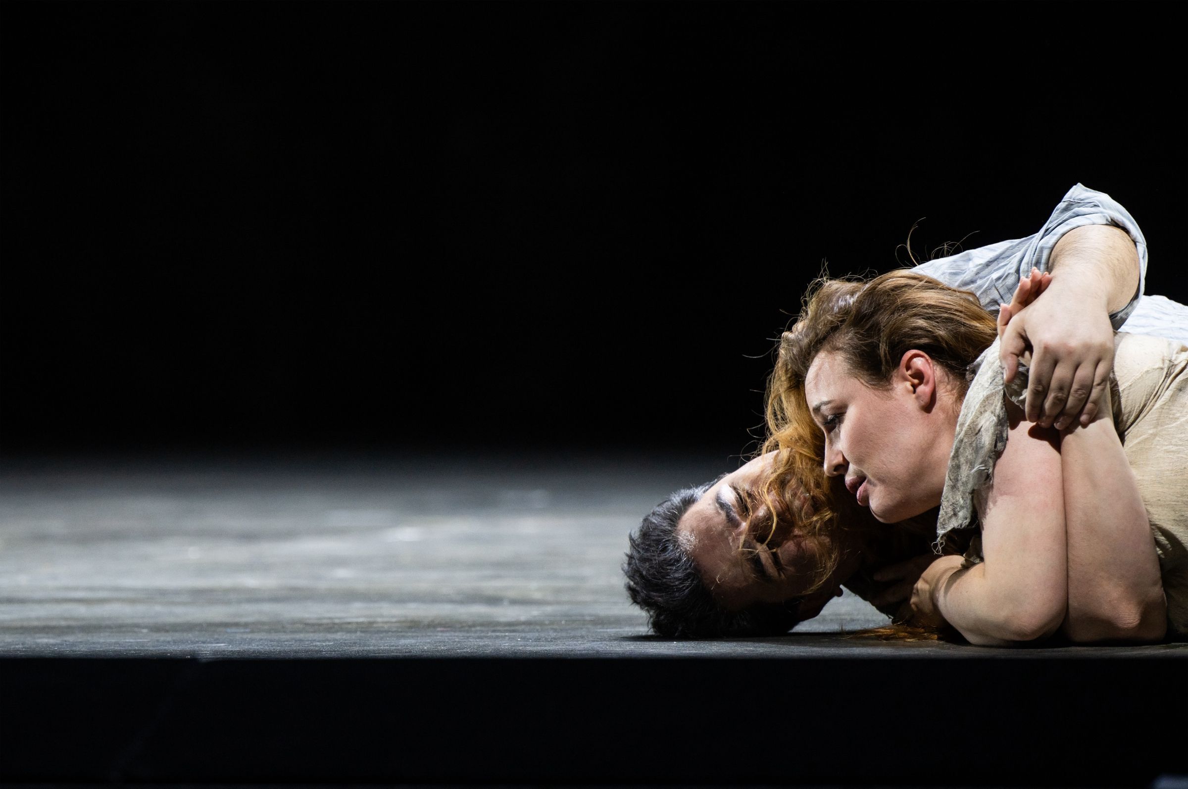 Elena Stikhina (Manon Lescaut) und Saimir Pirgu (Chevalier des Grieux) &copy; Toni Suter