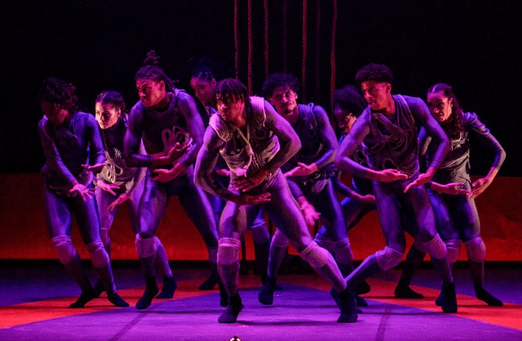 Acosta Danza in Norge Cede&ntilde;o and Thais Su&aacute;rez' <i>Hybrid</i> &copy; Yuris N&oacute;rido